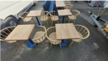 Bistro tafeltjes en stoelen beschikbaar voor biedingen