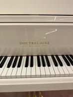 Witte vleugelpiano Doutreligne te koop, Muziek en Instrumenten, Piano's, Vleugel, Wit, Zo goed als nieuw, Ophalen