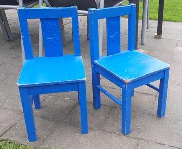Houten kinderstoeltjes beschikbaar voor biedingen