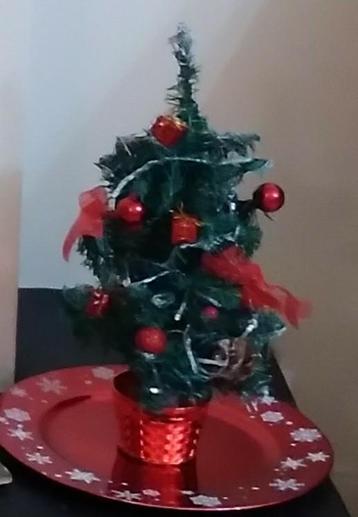 Kleine groene kunstkerstboom  beschikbaar voor biedingen