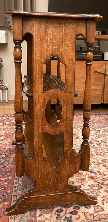 Krantentafeltje in vol eik, ook bijzettafeltje. beschikbaar voor biedingen