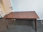 Donkerbruine houten eettafel.
