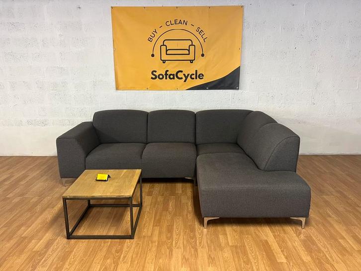 XOOON – Grijze hoekzetel met vaste kussens - SofaCycle, Huis en Inrichting, Zetels | Voetbanken en poefs, Zo goed als nieuw, Ophalen of Verzenden