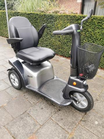 Bijna nieuw L & M meezo 3 sterk batterijen info 0488826971  beschikbaar voor biedingen