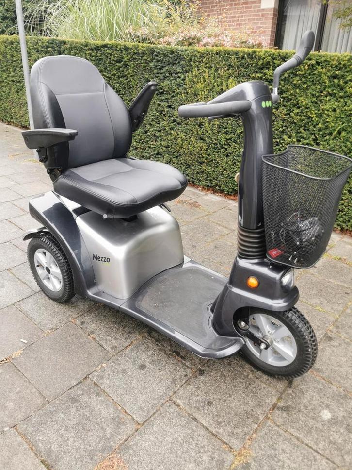 Bijna nieuw L & M meezo 3 sterk batterijen info 0488826971, Diversen, Rolstoelen, Zo goed als nieuw, Elektrische rolstoel, Inklapbaar