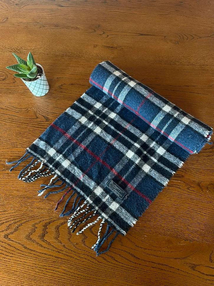 Burberry sjaal, Kleding | Dames, Mutsen, Sjaals en Handschoenen, Zo goed als nieuw, Sjaal, Ophalen of Verzenden