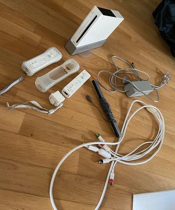 Nintendo Wii + 2 controllers beschikbaar voor biedingen