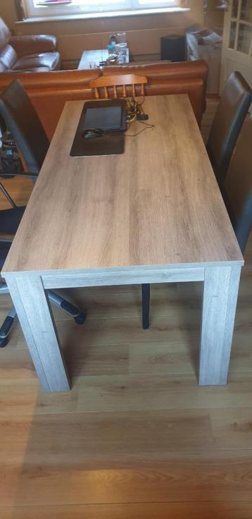 Eettafel 4 à 6 personen beschikbaar voor biedingen