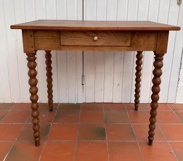 Vintage tafel beschikbaar voor biedingen