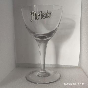 Een geëmailleerd glas van ARTOIS. beschikbaar voor biedingen