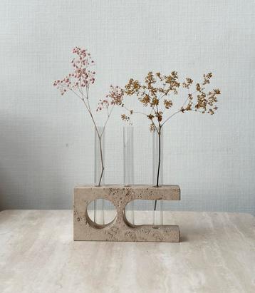 Travertine vase naar Fratelli Manelli beschikbaar voor biedingen