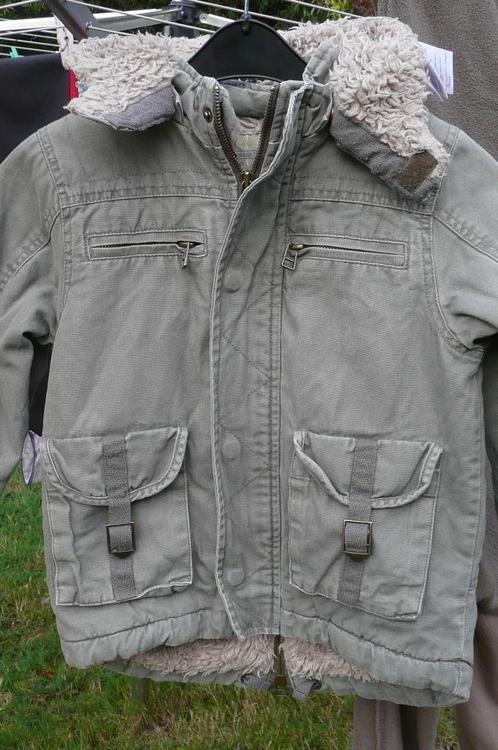 Stoere Kaki grijsgroene winterjas met teddy JBC (K197), Kinderen en Baby's, Kinderkleding | Maat 104, Gebruikt, Jongen, Jas, Ophalen of Verzenden
