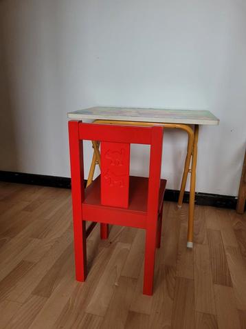 Tigger Pooh klein kinderbureau en zijn rode stoel beschikbaar voor biedingen