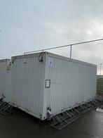 Twee ingerichte kleedkamer-en douchecontainers, Ophalen