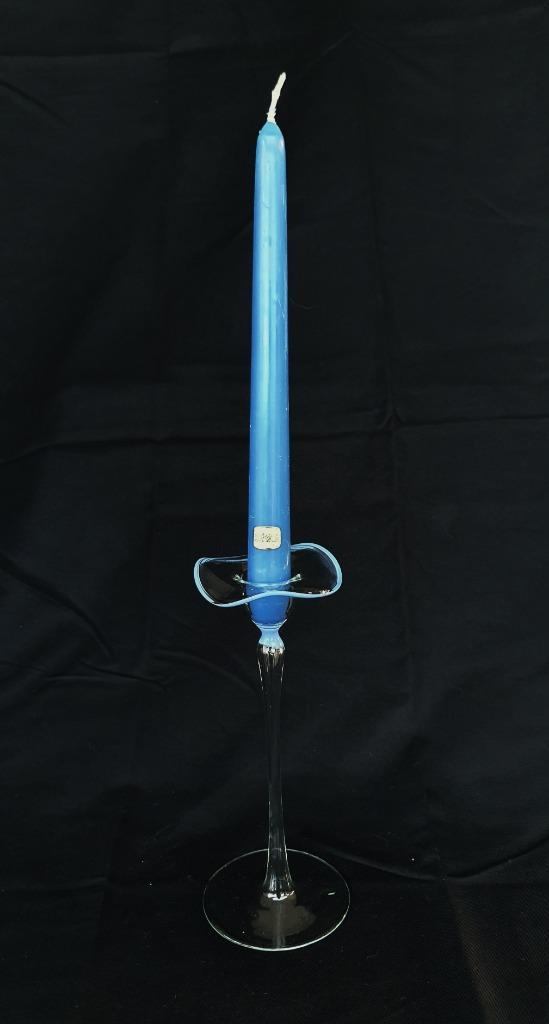 Fijne glazen kandelaar met zachtblauwe accenten + kaars, Huis en Inrichting, Woonaccessoires | Kandelaars en Kaarsen, Zo goed als nieuw