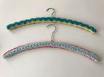Retro vintage set van 2 kapstokken kleerhangers met handwerk, Ophalen of Verzenden