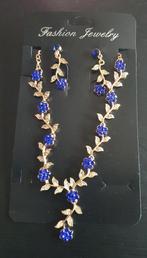 Halsketting en bijpassende oorbellen met bloempjes en strass, Handtassen en Accessoires, Kettingen, Blauw, Nieuw, Ophalen of Verzenden