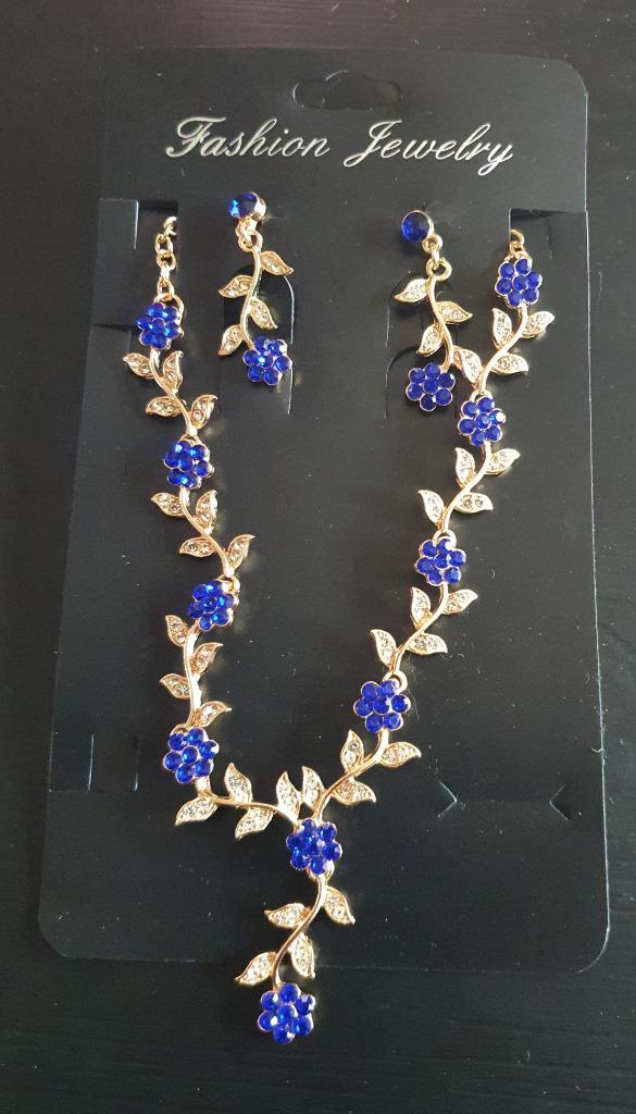 Halsketting en bijpassende oorbellen met bloempjes en strass, Handtassen en Accessoires, Kettingen, Nieuw, Goud, Blauw, Met strass