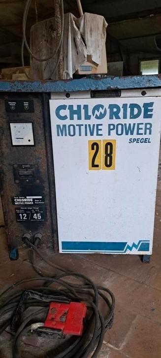 12 v batterij lader  beschikbaar voor biedingen