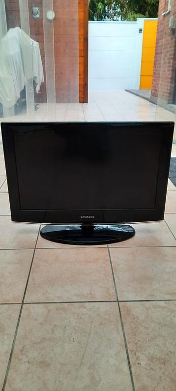 TV Samsung 26inch Op voet  met afstandsbediening  45€  beschikbaar voor biedingen