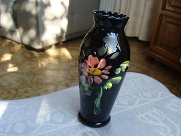 ancien vase en verre, couleur fond noir beschikbaar voor biedingen