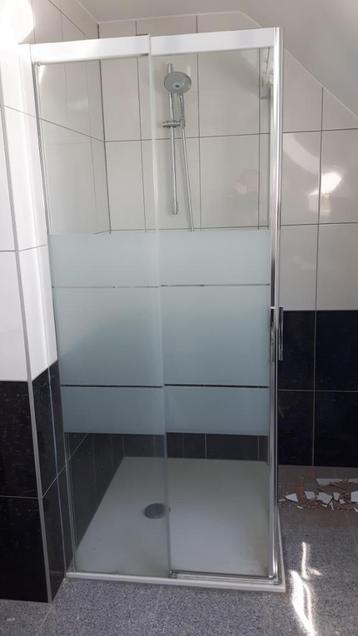 Douchewand met bak beschikbaar voor biedingen
