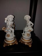 Twee beeldjes in wit biscuit op voet, Ophalen of Verzenden