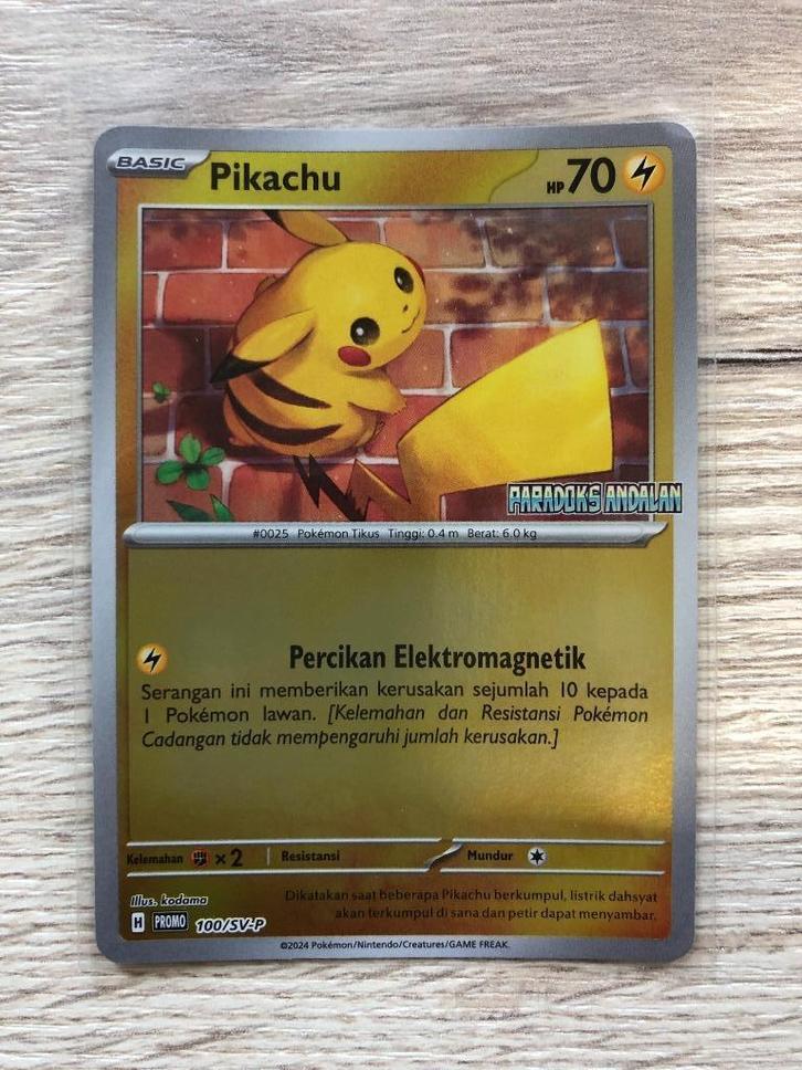 Pokemon Indonesia Promo Pikachu - 100/SV-P (stamped)!, Hobby en Vrije tijd, Verzamelkaartspellen | Pokémon, Nieuw, Losse kaart