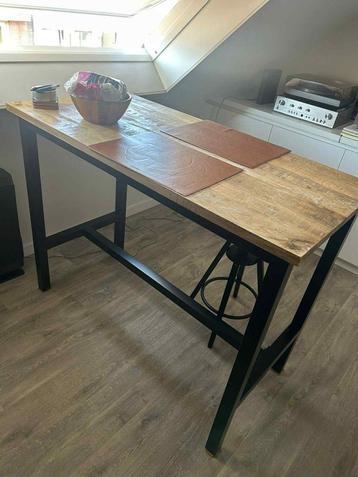 Hoge tafel met 2 stoelen beschikbaar voor biedingen