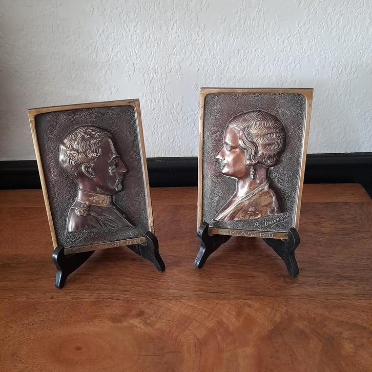 2 bronsen portretplaquette, Astrid&Leopold |||, Antiek en Kunst, Antiek | Woonaccessoires, Ophalen