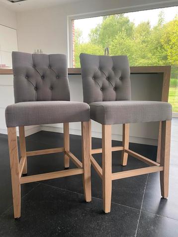 Set van twee barstoelen beschikbaar voor biedingen
