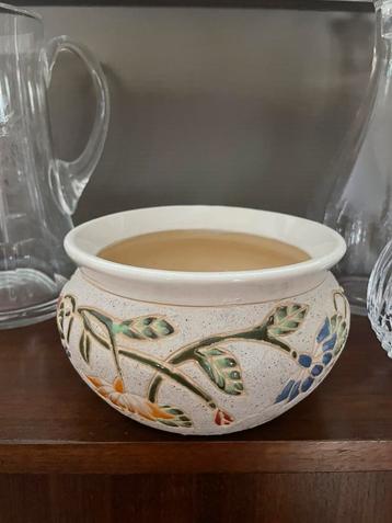 Decoratieve charmante keramische kom met bloemenmotief. beschikbaar voor biedingen