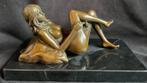 Bronzen naakte dame, trekt slip uit. J.Mavchi zuiver brons, Antiek en Kunst, Kunst | Beelden en Houtsnijwerken, Ophalen of Verzenden