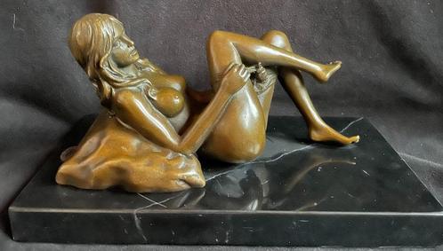 Bronzen naakte dame, trekt slip uit. J.Mavchi zuiver brons, Antiek en Kunst, Kunst | Beelden en Houtsnijwerken, Ophalen of Verzenden