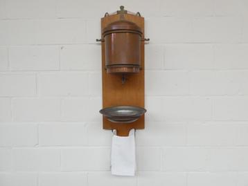 Koperen sacristie lavabo beschikbaar voor biedingen