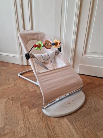 Bijna nieuwe beige baby bjorn wipstoel  beschikbaar voor biedingen