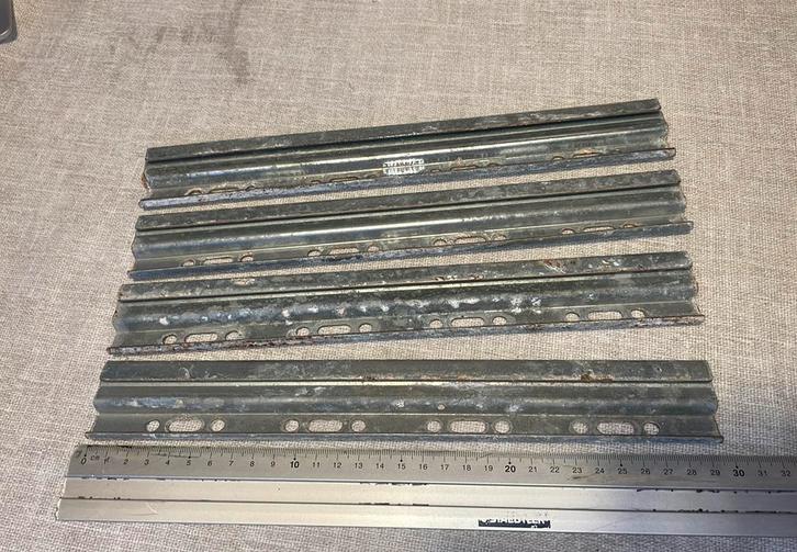 Gegalvaniseerde geperforeerde metal rails — te geven /min €, Doe-het-zelf en Bouw, Gereedschap | Handgereedschap, Gebruikt, Ophalen of Verzenden