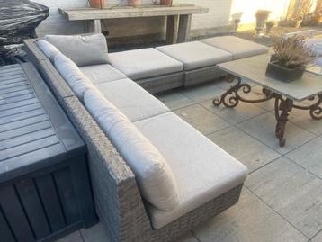 Lounge set & ligbedden  beschikbaar voor biedingen