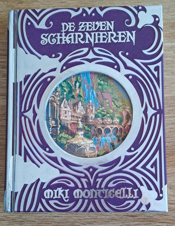De Zeven Scharnieren door Miki Monticelli, Boeken, Kinderboeken | Jeugd | 10 tot 12 jaar, Gelezen, Fictie, Ophalen of Verzenden