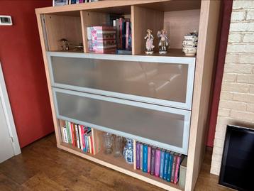 Tv-boeken kast beschikbaar voor biedingen