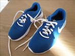 NIKE verschillende blauwe sport schoenen maat 33 ZGAN, Meisje, Ophalen of Verzenden, Zo goed als nieuw, Sportschoenen