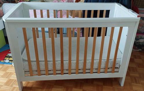 In hoogte verstelbaar babybed 130cm x 70cm, Kinderen en Baby's, Kinderkamer | Complete kinderkamers, Zo goed als nieuw, Ophalen