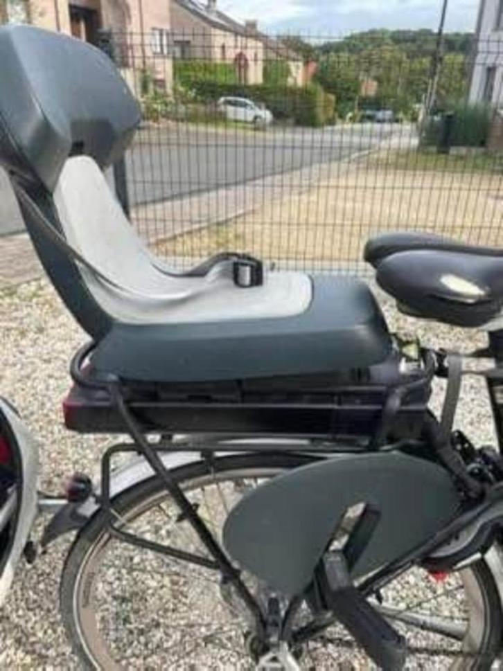 Kinderzitje, Fietsen en Brommers, Fietsaccessoires | Fietsstoeltjes, Zo goed als nieuw, Achterzitje, 15 t/m 36 kg, Voetsteuntjes