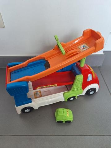 Speelgoed vrachtwagen met auto beschikbaar voor biedingen