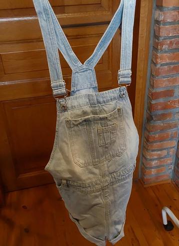 2 lichte en zwarte korte jeansjumpsuits met bretels T40 beschikbaar voor biedingen