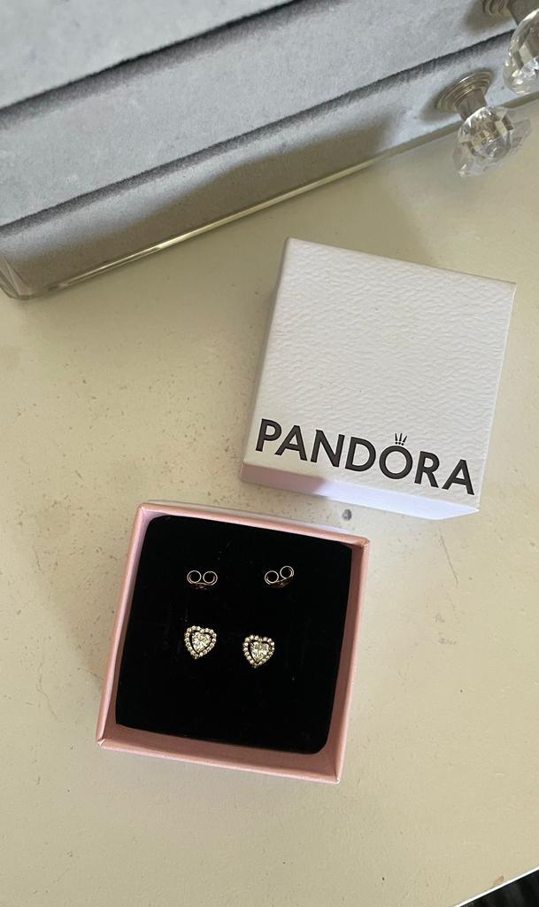 Pandora 14k vergulde hartvormige oorbellen, Handtassen en Accessoires, Bedels, Zo goed als nieuw, Pandora, Goud, Ophalen of Verzenden