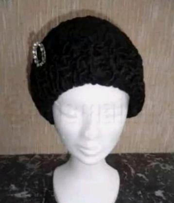 Toque en astrakan vintage avec épingle en strass