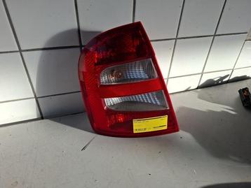 Achterlicht links van een Skoda Fabia beschikbaar voor biedingen