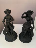 Statuettes d’un berger et d’une bergère en résine (33 cm)