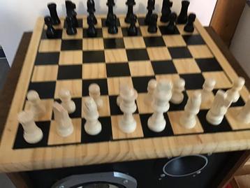 Schaakspel met zwaar houten bord en houten schaakstukken. beschikbaar voor biedingen